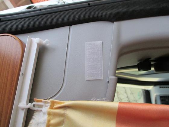 Der Vorhang mit Klettverschluss gegen Verrutschen während der Fahrt