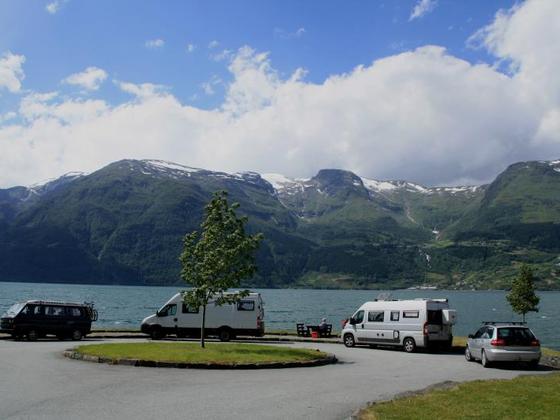 IMG 2171  Pic-nic Stelle und Aussichtspunkt über Soerfjorden an die RV13, Wir kaufften hier herrliche Kirschen