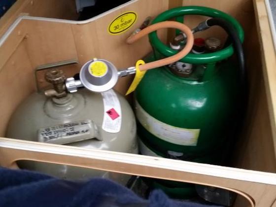 Der ganz normale Druckminderer mit der normalen Gasflasche und der Tankgasflasche