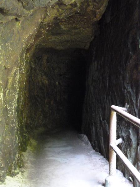 Felsdurchgang auf dem Weg in die Edmundsklamm