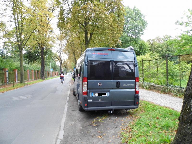 Sommer 2014. Ein (kostenloser) Parkplatz direkt vor dem Eingang vom Schloßpark Sanssouci in Potsdam. Mit dem Dickschiff wär das nicht gegangen.