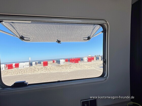 Aus dem Dinettefenster den Strand sehen