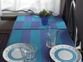 Tischdecke (gegen Verrutschen mit Klettband und Antirutschmatte gesichert)