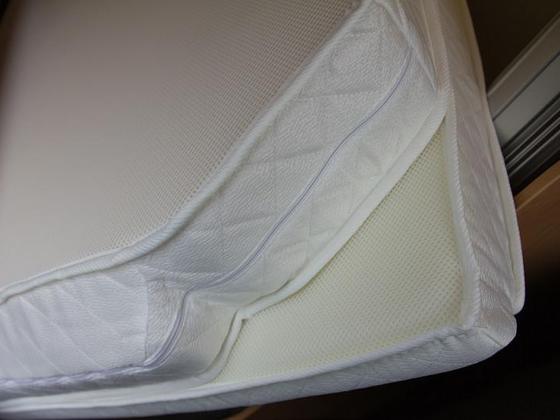 Matratzenumbau 3/4
Die Original-Kaltschaummatratzen sind nur zu zweit und untrennbar miteinander verbunden. Mit seitlichen Reißverschlüssen kann man die Bezüge abnehmen und waschen. Unten und oben ist ein luftdurchlässiger Stoff.