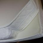 Matratzenumbau 3/4
Die Original-Kaltschaummatratzen sind nur zu zweit und untrennbar miteinander verbunden. Mit seitlichen Reißverschlüssen kann man die Bezüge abnehmen und waschen. Unten und oben ist ein luftdurchlässiger Stoff.