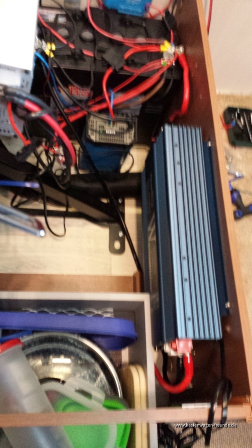 Der 1200er Sinuswechselrichter ist schon ein Trumm. Ich habe mit allen Tricks gearbeitet, um ihn in der Sitzbtruhe einzubauen. Den B2B-Lader mußte ich deshalb hängend am Deckel installieren.