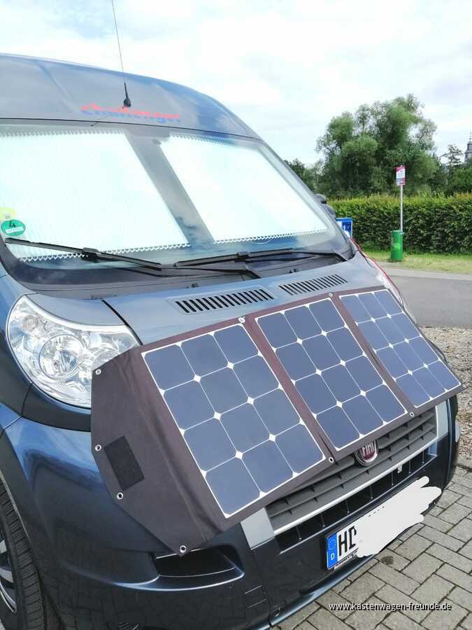 Solartasche120Wp mit zwei Magneten auf derMotorhaube in Richtung der Sonne