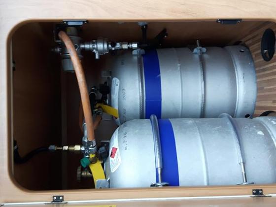 2 Alugastankflaschen (je 11 kg Gas = 42 Liter Gas Gesamtbefüllung)  mit Manometer und 80% Start/Stop Automatk. Ortsfeste Fixierung der Flaschen mit je 2 Edelstahlbändern pro Tankflasche. Die zu sehende Gewichtsangabe von 6,7 kG ist das Eigengewicht (Tara)