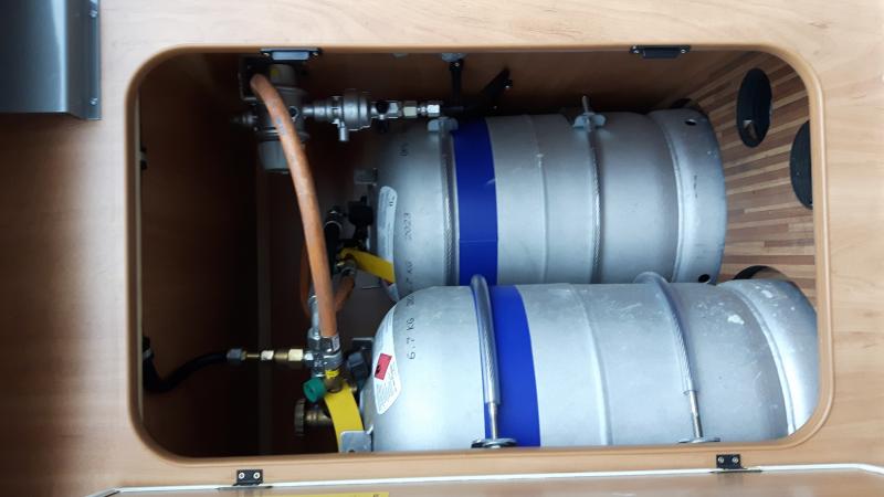 2 Alugastankflaschen (je 11 kg Gas = 42 Liter Gas Gesamtbefüllung)  mit Manometer und 80% Start/Stop Automatk. Ortsfeste Fixierung der Flaschen mit je 2 Edelstahlbändern pro Tankflasche. Die zu sehende Gewichtsangabe von 6,7 kG ist das Eigengewicht (Tara)