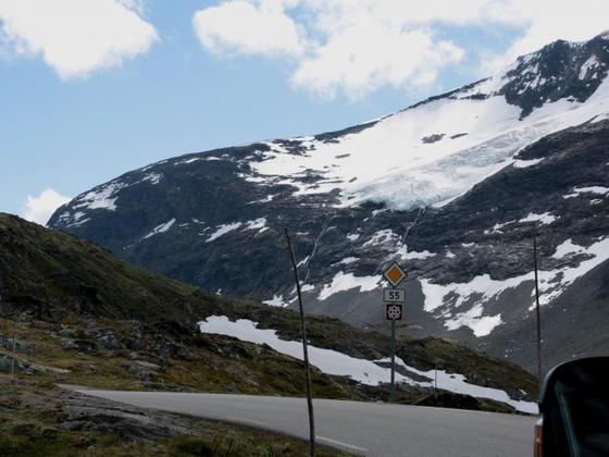 IMG 2472  am RV55 von Hella nach Lom, der braune Schild deutet auf die 'Nasjonale Turistveger' die schönste Strecken