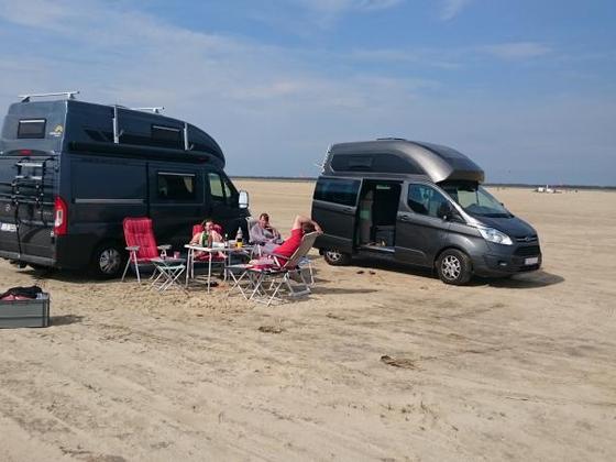 Auf Rømø: Links der Bresler DKF 541, rechts der Ford Nugget unserer Freunde