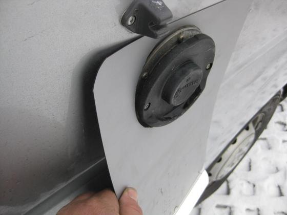 Schwitzwasserschutz für Trumakamin über Toilettenklappe. 
Material: Magnetfolie