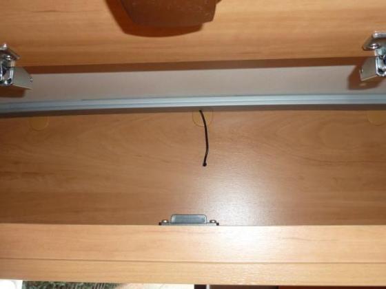 Hängeschrank vor den Hecktüren, hier kann man auch sehen wie das Kabel der Rückfahrkamera aus dem Schrank nach hinten herausgeführt wird.