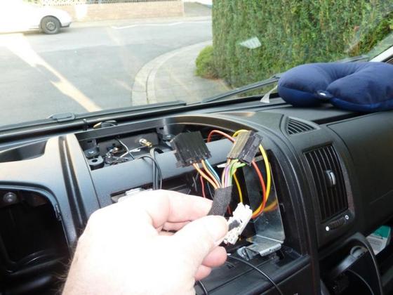 Der Fahrzeugseitige ISO-Stecker wurde mittig geteilt, da nur noch der Lautsprecherteil am Radio angeschlossen wird. Im Hintergrund sieht man direkt an der Windschutzscheibe die GPS Antenne, darunter befindet sich ein kleines Fach, das war wie gemacht für